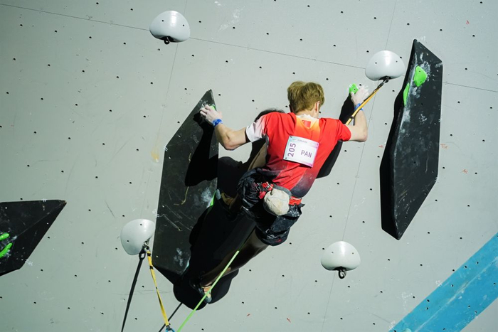 攀岩亚锦赛：潘愚非带病参赛收获信心 亚运会名额全部产生|新华社|资格赛|比赛|名古屋|冬训_新浪体育_新浪新闻