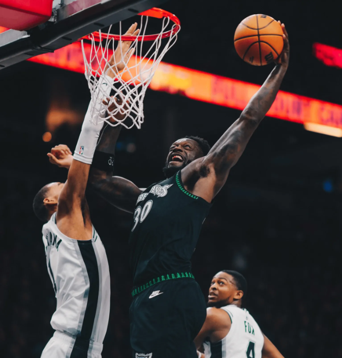 游戏玩法-文班37+15+5帽创NBA历史第一神迹！马刺2-1复仇森林狼，麦丹22中5